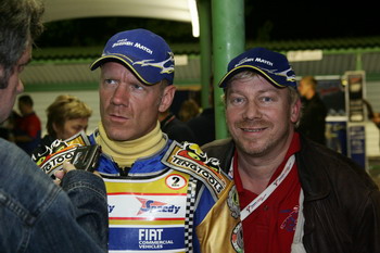 Pavel Fišer bývá na většině Grand Prix - na snímku s Tony Rickardssonem.